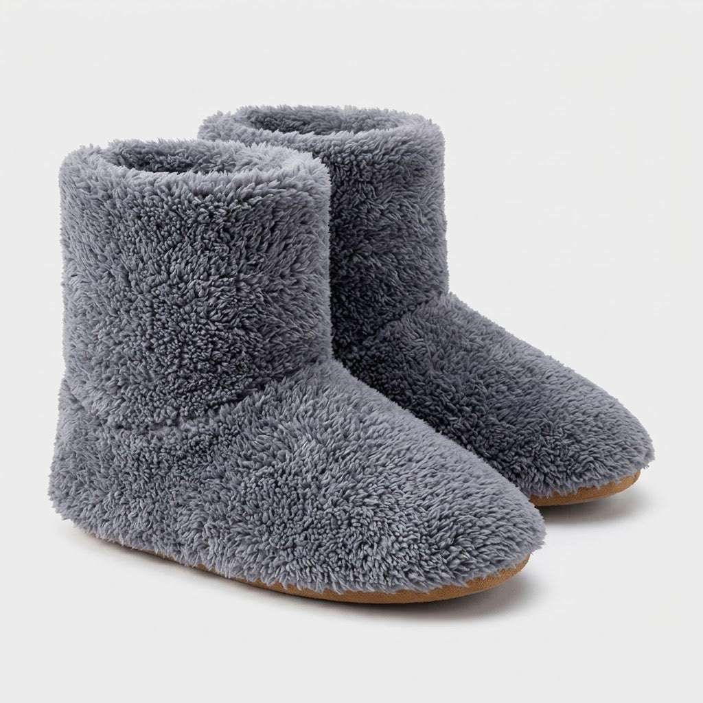Paar grijze pluizige enkelhoge pantoffels met lichtbruine zool, vrijgesteld op een witte achtergrond. 6
