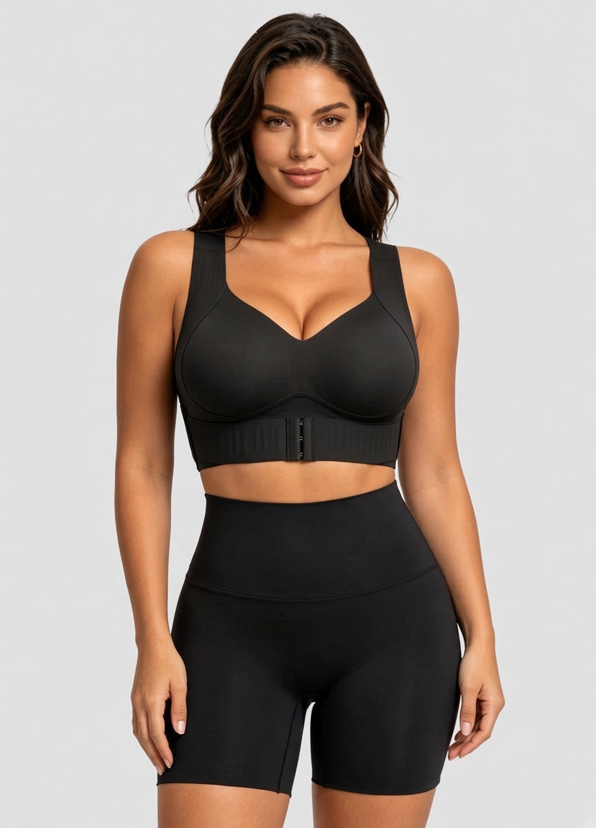Model draagt de zwarte steunbeha met voorsluiting en een zwarte hoge short, vooraanzicht. 13