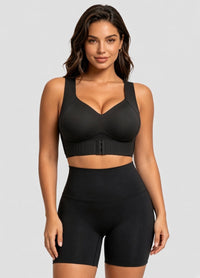 Model draagt de zwarte steunbeha met voorsluiting en een zwarte hoge short, vooraanzicht. 13