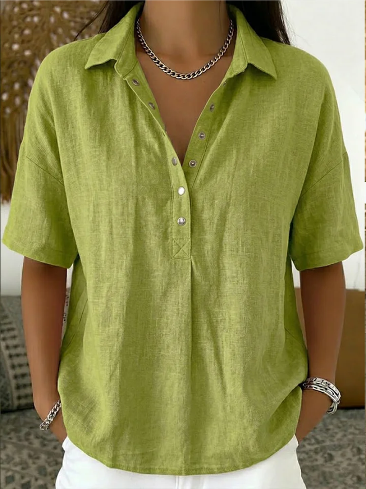 Blouse in lichtgroen gedragen door een model, met losvallende korte mouwen en knoopsluiting 4