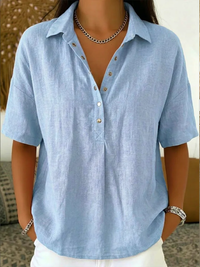 Blouse in lichtblauw aan een model, met kraag en metalen drukknopen aan de voorkant 3