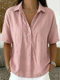 Blouse in zachtroze aan een model, met kraag, korte mouwen en zilverkleurige knopen 5