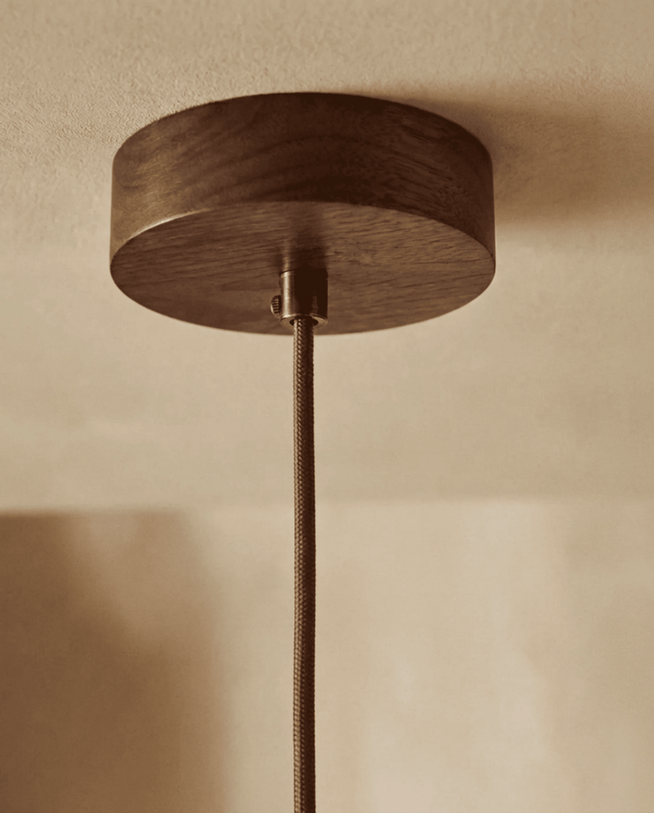 Detail van het ronde houten plafondplaatje met metalen klem en gevlochten snoer 5