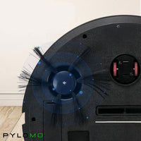 Onderkant van de zwarte robotstofzuiger met draaiende zijborstel, twee roze wieltjes en de zuigopening, op een parketvloer. 6