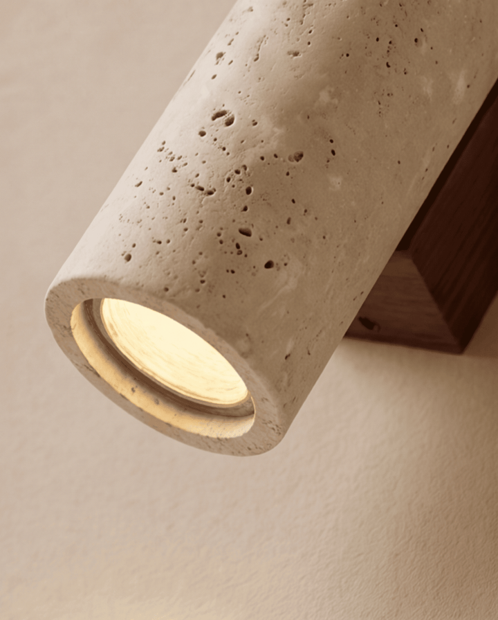 Close-up van de onderkant van de lamp met lichtopening, steenstructuur en deel van de houten wandplaat 5