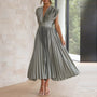 Fließendes Maxikleid mit Falten und V-Ausschnitt – Noelle