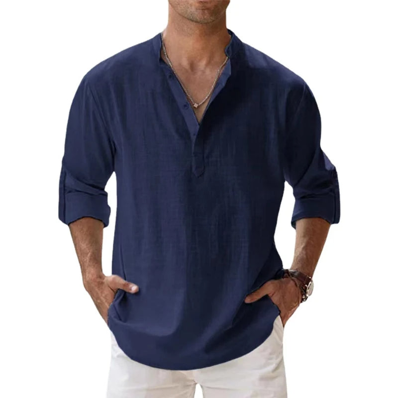 Het henleyshirt in donkerblauw gedragen door een man, met opstaande kraag, knoopsluiting en opgerolde mouwen. 5