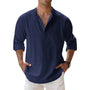 Het henleyshirt in donkerblauw gedragen door een man, met opstaande kraag, knoopsluiting en opgerolde mouwen. 5