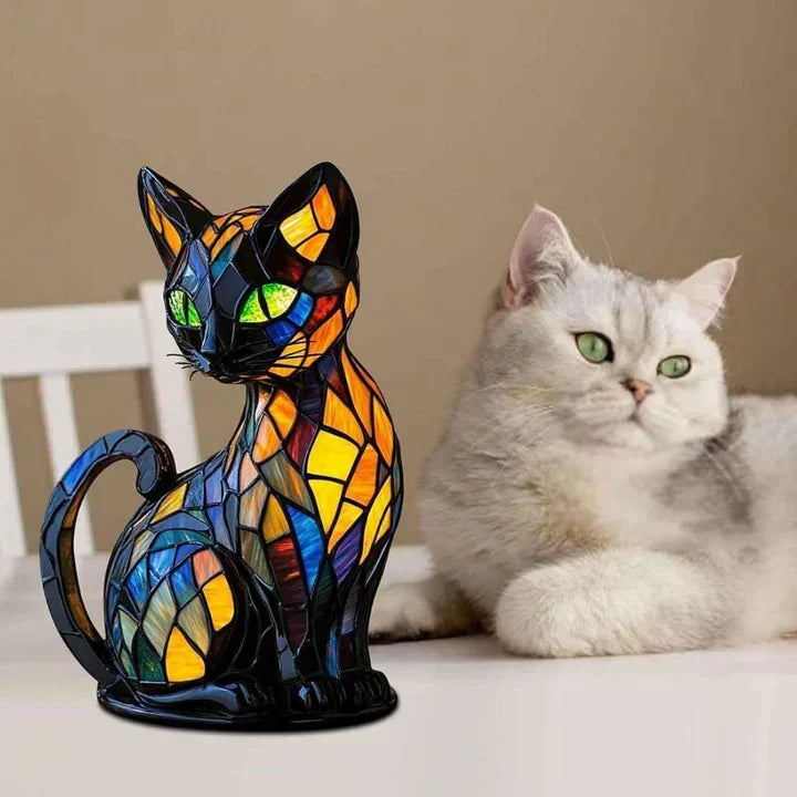 Kattenlampje op een witte ondergrond naast een echte grijswitte kat met groene ogen 6