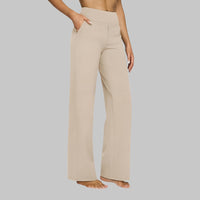 Model in zandbeige broek met hoge taille en rechte pijpen, zijaanzicht met hand in de zijzak. 7