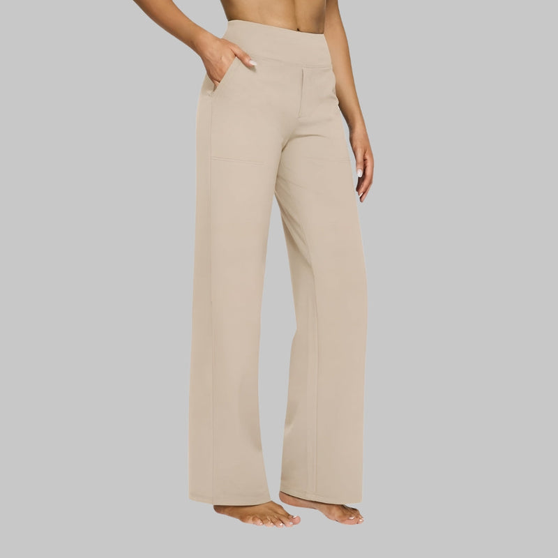 Model in zandbeige broek met hoge taille en rechte pijpen, zijaanzicht met hand in de zijzak. 7