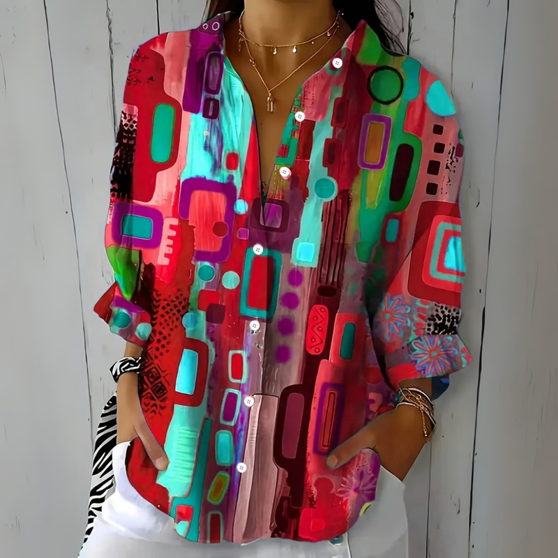 Model draagt de blouse in rood, turquoise en paars met abstract patroon, deels open geknoopt, voorkant. 4