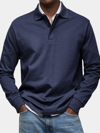 Man draagt het marineblauwe poloshirt met lange mouwen en ribboorden, met handen in de zakken van een spijkerbroek, bijgesneden close-up. 1