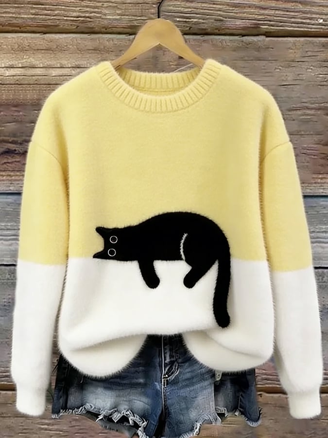 Lichtgele pluizige trui met witte onderkant en zwarte kat, aan een hanger bij een spijkershort 8