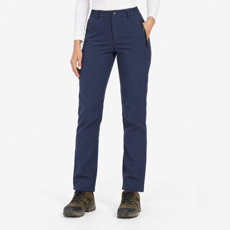 Voorkant van de marineblauwe broek op een model met witte trui, hand in zak 3