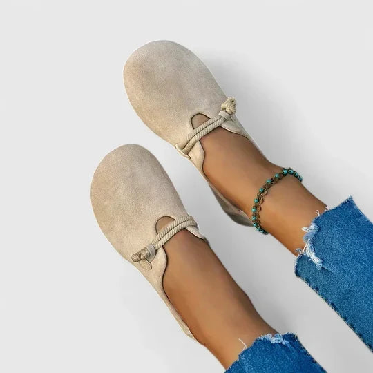 Beige suèdelook loafers met touwtje, van boven gezien aan de voeten, met spijkerbroek en enkelbandje 1