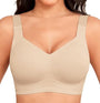Naadloze beha in beige met brede schouderbandjes, voorkant gedragen door een model 1