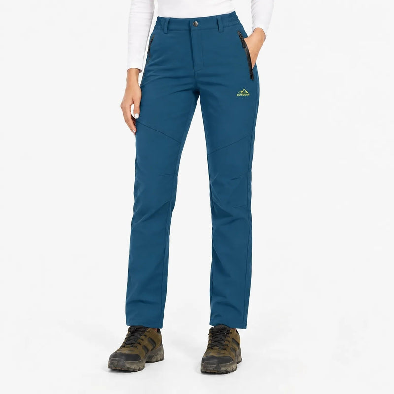 Voorkant van de petrolblauwe broek op een model met witte trui 20