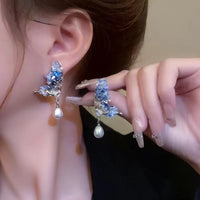 Blaue Kristall-Schmetterlingsflügel-Ohrringe mit Perle - Liora