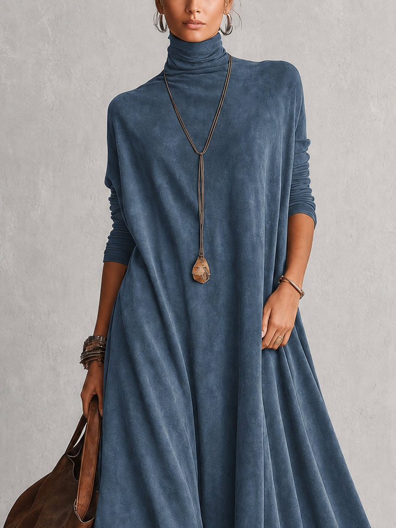 Close-up van het bovenlijf in de blauwe jurk met col, lange mouwen en ketting 11