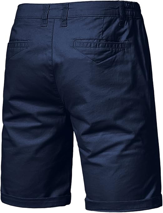 Achterkant van marineblauwe short met twee paspelzakken, riemlussen en omgeslagen pijpen. 11