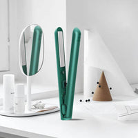 Groene stijltang open en rechtopstaand op een witte toilettafel naast een spiegel, flesjes en een kurken kegel. 2