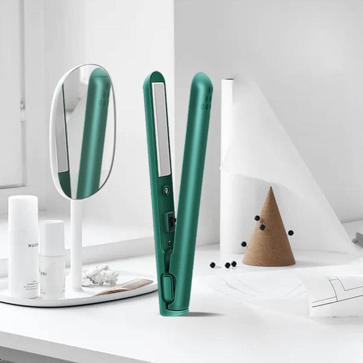 Groene stijltang open en rechtopstaand op een witte toilettafel naast een spiegel, flesjes en een kurken kegel. 2