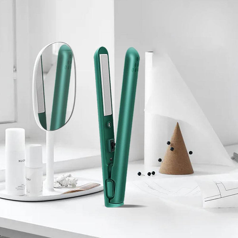 Groene stijltang open en rechtopstaand op een witte toilettafel naast een spiegel, flesjes en een kurken kegel. 2