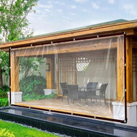 Zeil als doorzichtig scherm voor een houten overkapping met tafel en stoelen op het terras 3
