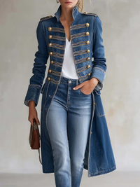 Model draagt de blauwe denim jas open met wit shirt en jeans, een hand in de zak, tas in de andere hand. 1