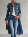 Model draagt de blauwe denim jas open met wit shirt en jeans, een hand in de zak, tas in de andere hand. 1