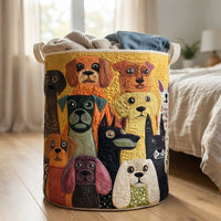 Mand met gestikte hondenprint, gevuld met een trui en een spijkerbroek, op een houten vloer naast een bed. 5