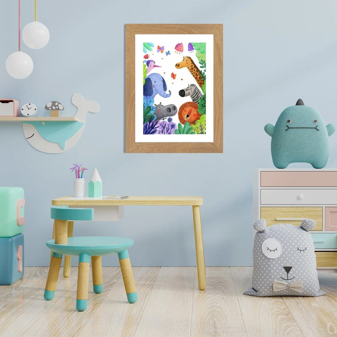 Houtkleurig frame aan een blauwe kinderkamermuur met een tekening van jungledieren, naast een tafeltje, krukje en knuffels. 14