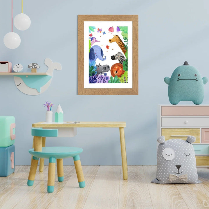 Houtkleurig frame aan een blauwe kinderkamermuur met een tekening van jungledieren, naast een tafeltje, krukje en knuffels. 14