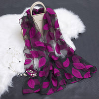 Trendiger Damen-Seidenschal mit Blumenmuster und ausgestanzten Designs – Fiora (1+1 GRATIS)