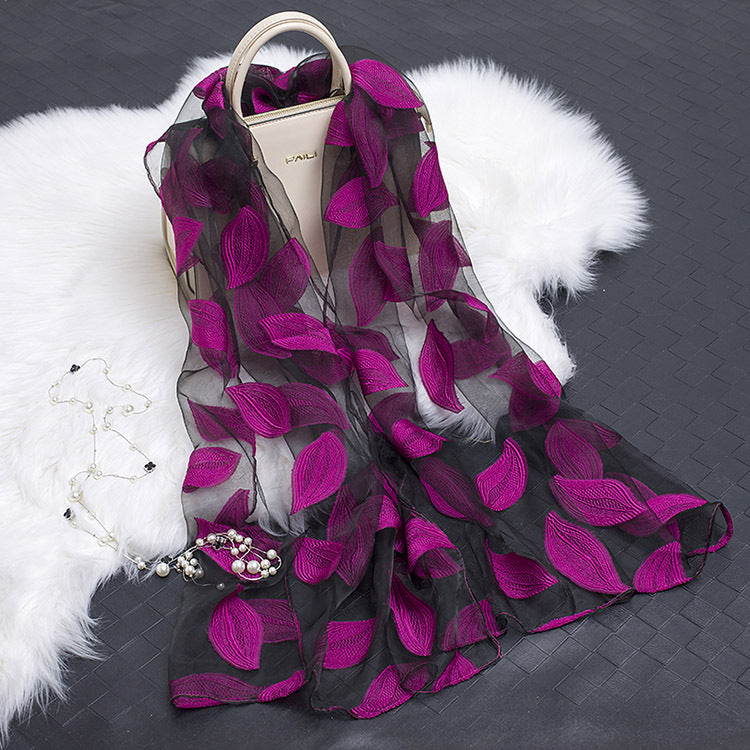 Trendiger Damen-Seidenschal mit Blumenmuster und ausgestanzten Designs – Fiora (1+1 GRATIS)