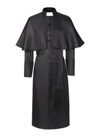 Zwart priesterkostuum recht van voren op wit, met cape, kruisketting, witte priesterkraag en knoopsluiting 3