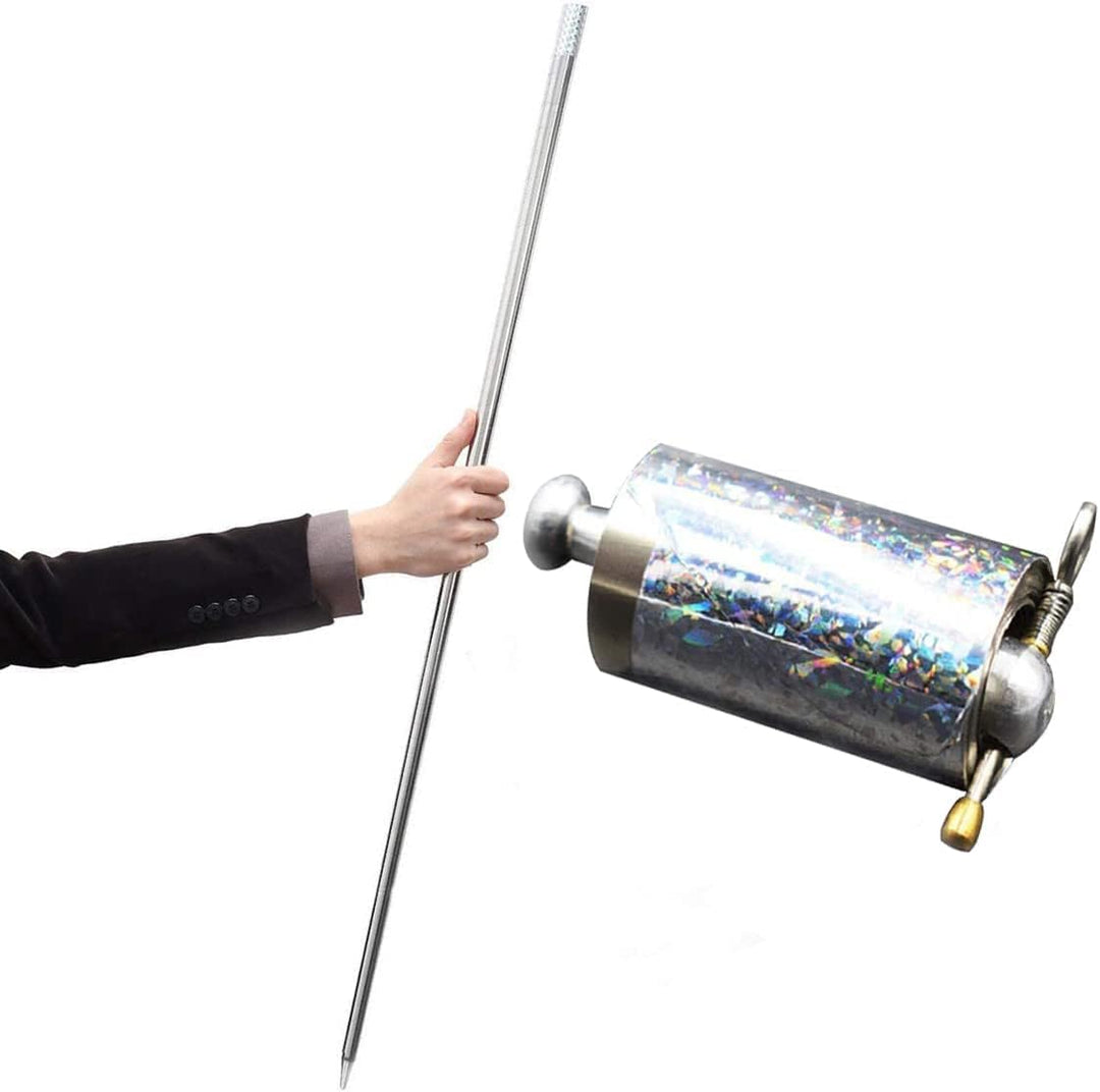 Volledig uitgeschoven zilveren staf in een hand naast de opgerolde cilinder met holografische wikkel 2