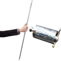Volledig uitgeschoven zilveren staf in een hand naast de opgerolde cilinder met holografische wikkel 2