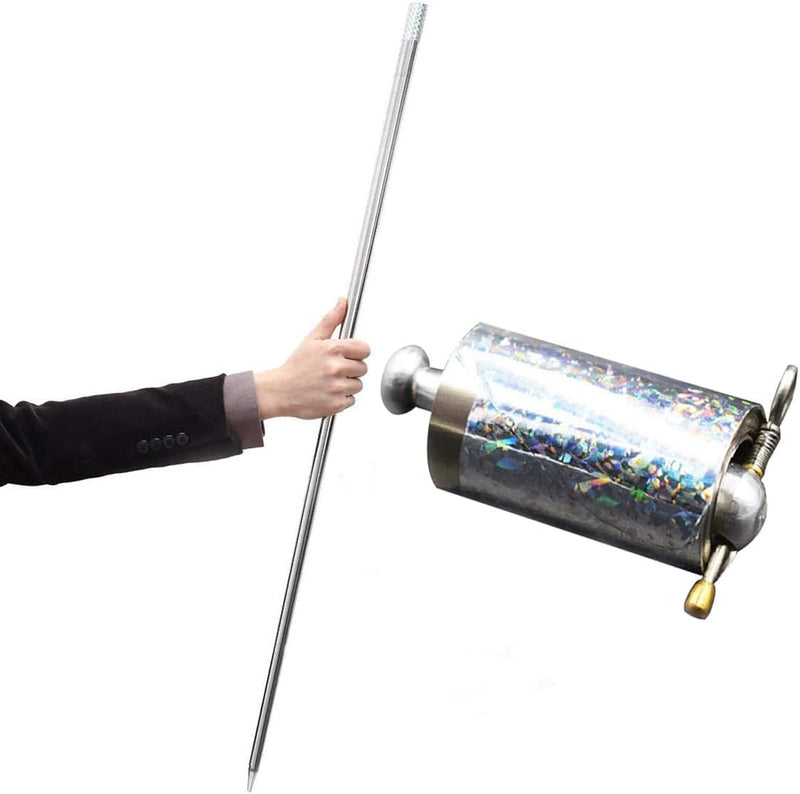 Volledig uitgeschoven zilveren staf in een hand naast de opgerolde cilinder met holografische wikkel 2