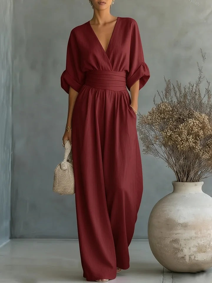 Dezelfde jumpsuit in donkerrood, van voren gedragen, met V-hals, brede taille en wijde pijpen. 4