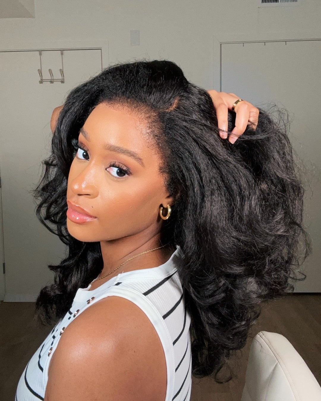 Schwarze HD Lace Perücke mit Body Wave & Lockigen Kanten – Amara