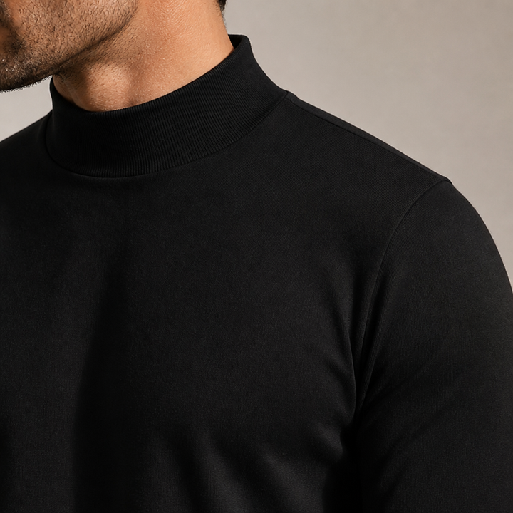 Close-up van de geribbelde hoge kraag en schouder van het zwarte shirt, gedragen door een man. 6