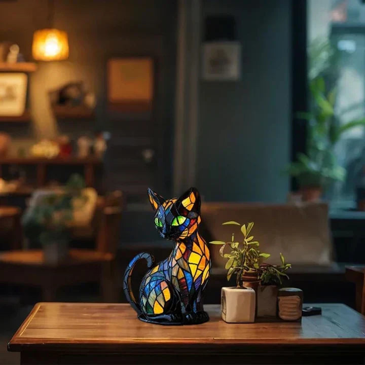 Kattenlampje op een houten tafel in een gezellige woonkamer met kleine plantjes en warm licht 4