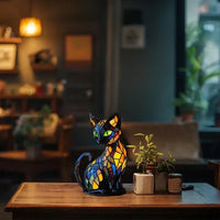 Kattenlampje op een houten tafel in een gezellige woonkamer met kleine plantjes en warm licht 4