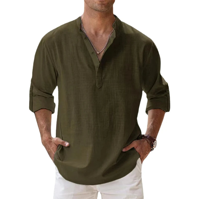 Man draagt het henleyshirt in legergroen met opstaande kraag, knoopsluiting en opgerolde mouwen, gecombineerd met een witte broek. 8