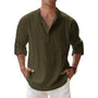Man draagt het henleyshirt in legergroen met opstaande kraag, knoopsluiting en opgerolde mouwen, gecombineerd met een witte broek. 8