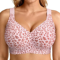 Vooraanzicht van de roze bh met luipaardprint in donkerroze op een model 11