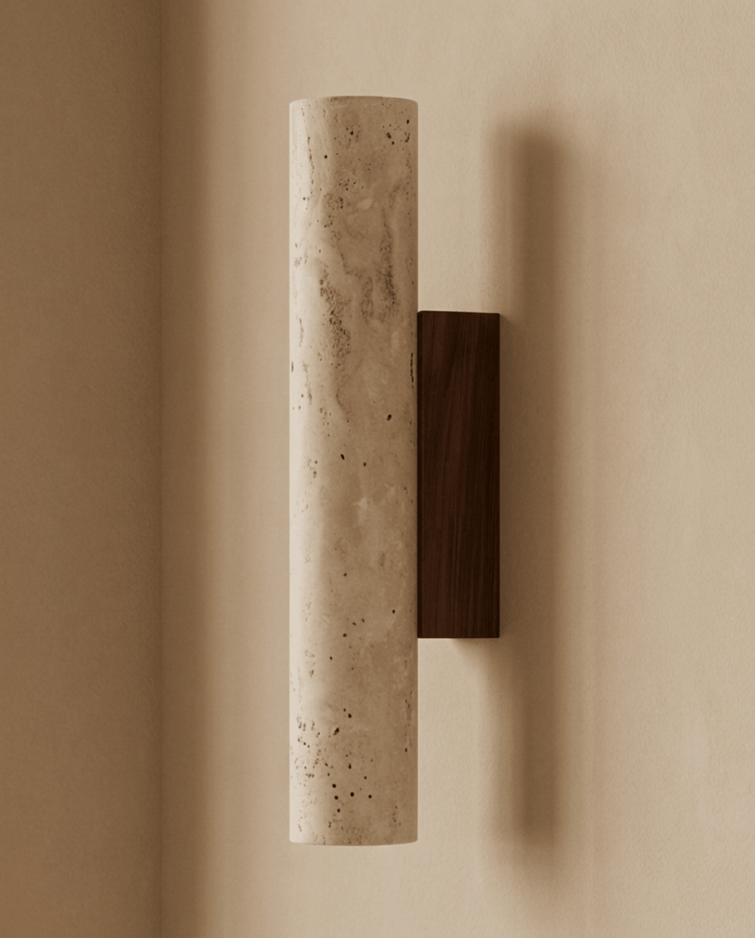Wandlamp van travertijn met donkere houten wandplaat, uitgeschakeld, gezien van opzij tegen een beige muur 6