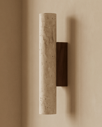 Wandlamp van travertijn met donkere houten wandplaat, uitgeschakeld, gezien van opzij tegen een beige muur 6
